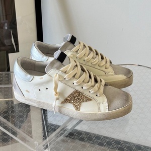 Chaussures de skate de luxe italiennes vintage vieillies, motif doré, avec doublure en duvet d'oie, chaussures décontractées, vente en gros - Product Image 2