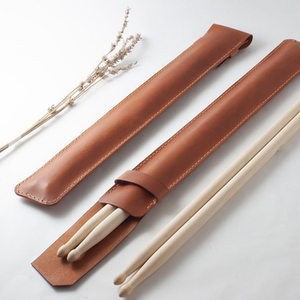Bolsa y Soporte Portátil para Baquetas de Cuero Genuino Grabado con Asa, Regalo Promocional para Músicos - Product Image 4