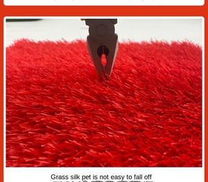 Gazon artificiel en plastique rouge pur pour la décoration murale des jardins d'enfants et des célébrations en plein air, résistant à l'usure - Product Image 4