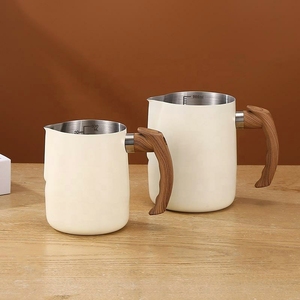 Jarra de leche de acero inoxidable 304 con mango de imitación madera, escala interna y boquilla engrosada para latte art - Product Image 4