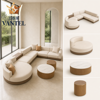 Ensemble de meubles de salon de villa moderne, canapé sectionnel incurvé avec base en bois et tables basses rondes pour maisons de luxe