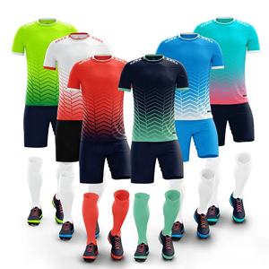 El material de poliéster absorbe el sudor y es fácil de secar, camisetas de fútbol para adultos, conjuntos de ropa de fútbol personalizada, uniformes de fútbol para jóvenes - Product Image 2