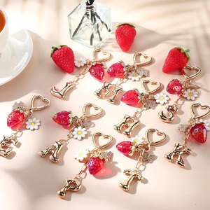 Lindo Llavero de 26 Letras con Colgante Metálico de Fresa y Mariposa para Bolsos, Accesorio para <span class=keywords><strong>Niñas</strong></span> - Product Image 1