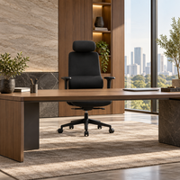 Chaise de bureau exécutive noire avec dossier haut rembourré, appui-tête, accoudoirs et base à cinq étoiles sur roulettes pour espaces de travail professionnels quotidiens