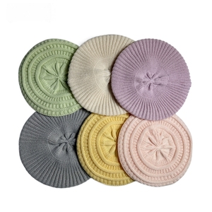 Béret en acrylique torsadé à fleurs pour l'automne et l'hiver, bonnet tricoté personnalisé pour le commerce extérieur, capuche chaude d'extérieur - Product Image 1