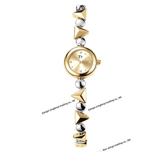 2026 Trendige Mini Gold Damenuhr Retro Einfaches Rundes Zifferblatt Premium-Qualität Geometrische Quarz-Armbanduhr - Product Image 5