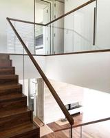 Escalier droit de luxe PRIMA avec poutre en acier au carbone pour un design d'intérieur moderne