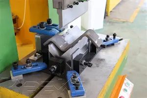Пресс-машина с металлическим отверстием