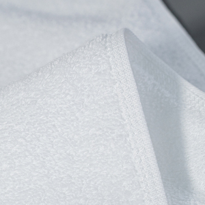 Bộ khăn tắm khách sạn cao cấp màu trắng, chất liệu 100% cotton Ai Cập, mềm mại và bền bỉ, kèm khăn mặt thêu tay. - Product Image 5