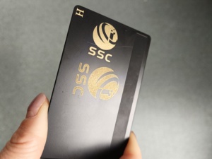 Cartes de contrôle d'accès en métal colorées gravées au laser Fente pour puce RFID (4442/4428) Bande magnétique 13.56MHz pour cartes de crédit et de débit - Product Image 3
