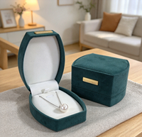 Boîte à rabat incurvée en microfibre suédée vert foncé avec plaque nominative en métal doré, fermeture magnétique haut de gamme, couvercle doublé imprimé quadricolore