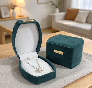 Boîte à rabat incurvée en microfibre suédée vert foncé avec plaque nominative en métal doré, fermeture magnétique haut de gamme, couvercle doublé imprimé quadricolore - Product Image 3