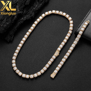 สร้อยข้อมือฮิปฮอปทรงสี่เหลี่ยมประดับเพชรซิคอนชุบทอง 18K แบบกล่องล็อค ดีไซน์คลัสเตอร์แบบ Iced Out - Product Image 4