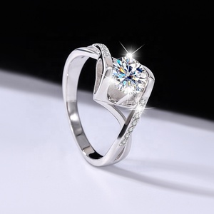 Nuovo Arrivo NORELLE MSJ008 Anello di Fidanzamento e Matrimonio in Moissanite 1CT D VVS Placcato Platino Design Cuore Intrecciato Bacio d'Angelo - Product Image 3