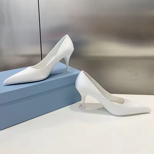 Chaussures à talons hauts en cuir véritable pour femmes Talons blancs Fabriquées à la main Marque de luxe Chaussures à talons hauts de créateur de luxe avec logo - Product Image 3