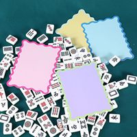 Ensemble moderne de machine à mélanger les jetons de Mahjong 4 pièces avec cartes en PVC épais et accessoires de jeu à bord ondulé en forme d'éventail