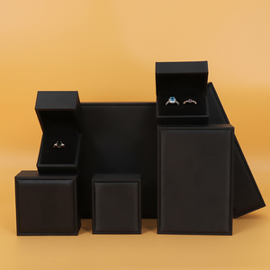 Caja de Joyería de Terciopelo de Lujo con Logotipo Personalizado de Fábrica, Caja de Joyería de Cuero PU Negro para Anillos, Pulseras, Collares, Colgantes y Pendientes - Product Image 2