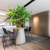 Bureau debout modulaire moderne et durable, écologique, avec base conique en tissu texturé et plateau en bois massif, idéal pour bureau, salon ou salle d'attente.