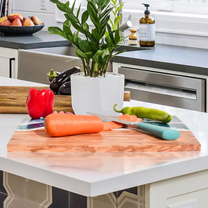 Ensemble de planche à fromage et à charcuterie en bois d'olivier italien artisanal avec planche à découper en résine bleue unique - Product Image 5