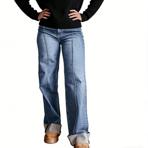 Jean large pour femme en denim bleu clair, coupe droite décontractée avec ourlet retroussé, tendance - Product Image 5