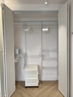 Armoire murale Ponie en OSB verrouillable avec porte pliante, placard ajustable et écologique pour chambre, atelier et salle à manger