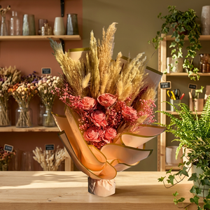 Ramo de Flores Secas Mixtas con Rosas Rosadas y Hierba de Pampas LB-014 Decoración Duradera para el Día de San Valentín - Product Image 1