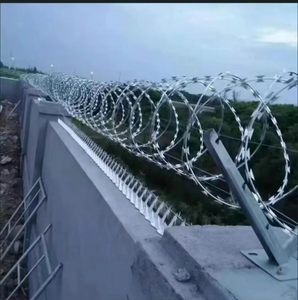 Alambre de púas de doble hélice galvanizado de alta calidad para cercas de plantas químicas, con recubrimiento en caliente y larga vida útil - Product Image 3