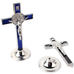 13mm hoog katholiek religieus metalen staand St. Benedictus kruisbeeld met voetstuk - Product Image 3