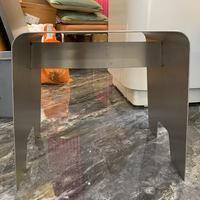 Tabouret moderne en acier inoxydable : élégant pour les cafés, robuste, nécessitant peu d'entretien, parfait pour les zones de restauration à fort trafic
