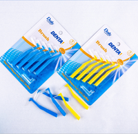 Brosse à dents orthodontique en forme de L et brosse de nettoyage de soie dentaire entre les dents.