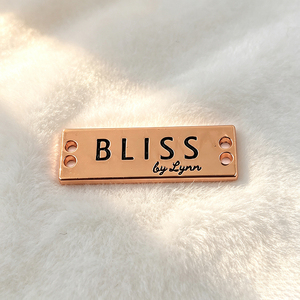 Étiquettes métalliques personnalisées gravées de qualité supérieure, plaques de logo à lettres creuses pour vêtements - Product Image 2