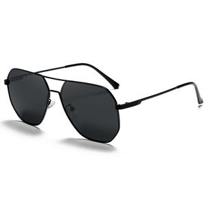 แว่นกันแดดแบบครอส บอร์เดอร์ รุ่นพิเศษสำหรับทุกเพศ กรอบโลหะสีดำ เลนส์ TAC ป้องกันรังสียูวี 400 ประเภท 3 สำหรับขับรถ - Product Image 1