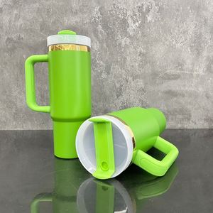 Tazas de Café de Viaje de 30 oz con Logotipo Personalizado, Color Verde Brillante Navideño, Vaso con Asa Chapado en Oro para Grabado Láser - Product Image 1