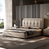 Lit Double Moderne de Luxe en Cuir Véritable avec Tête de Lit Haute et Rembourrée – Mobilier de Chambre Parentale Designer
