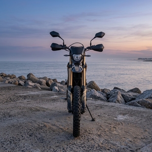 Motocicleta Eléctrica Ultra L3e 2026 Edición Oro Arena, 24.5kw de Potencia, 95km/h de Velocidad Rendimiento de Aceleración Mejorado - Product Image 2