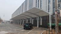 Structure de protection solaire pour voiture extérieure en membrane tendue, résistante aux UV, en résine PVDF écologique, ignifuge, design moderne