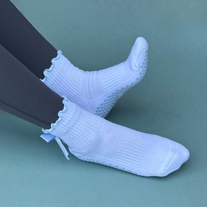 <span class=keywords><strong>Calze</strong></span> da Pilates antiscivolo <span class=keywords><strong>calze</strong></span> da Fitness <span class=keywords><strong>con</strong></span> impugnatura personalizzata <span class=keywords><strong>con</strong></span> fiocchi di <span class=keywords><strong>calze</strong></span> da donna ricamate traspiranti - Product Image 3