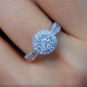 Anello di fidanzamento da donna in oro bianco con diamante taglio brillante rotondo naturale colore D, design a halo - Product Image 3