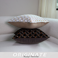 Housse de coussin de canapé lombaire de luxe beige doré en velours à coupe diamant géométrique, avec mémoire de forme, massage, fermeture éclair invisible et antibactérienne