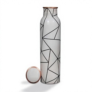 Ensemble cadeau de bouteille d'eau en cuivre à motif marbre blanc minimaliste avec deux tasses assorties, collection de vaisselle réutilisable de designer - Product Image 4
