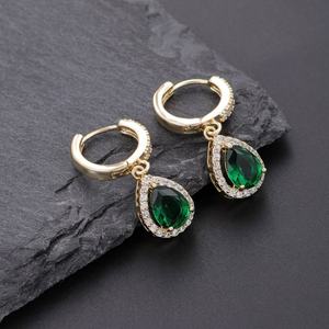 Boucles d'oreilles en forme de cœur pour femmes, en acier inoxydable plaqué or 14 carats, luxueuses, petites, tendance, personnalisées - Product Image 4