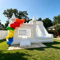 Château gonflable de luxe blanc pour mariage avec toboggan, idéal pour les événements extérieurs élégants, les fêtes, les jeux pour enfants et adultes