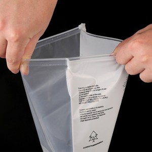 Sacs en plastique givrés 10x13 pouces avec fermeture éclair, matériaux recyclés personnalisés pour l'emballage de vêtements, de vêtements, de t-shirts, de documents - Product Image 3