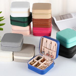 Caja de Almacenamiento de Joyas Portátil con Cierre, Organizador de Maquillaje de Cuero Cuadrado con Espejo para Viajes, Exhibición de Pulseras, Anillos y Joyas - Product Image 1