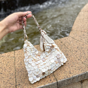 Pochette de soirée élégante en acrylique tissé, ornée de perles et de sequins, confectionnée à la main, design de niche français, en polycoton - Product Image 4