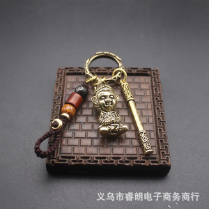 Llavero Colgante de Latón con Forma 3D del Rey Mono Sun Wukong y Bastón Dorado, Hecho a Mano, Accesorio para Coche o Bolso - Product Image 4