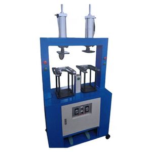 Machine de pressage latéral de petite taille pour la fabrication de semelles de sandales et de chaussons - Product Image 4