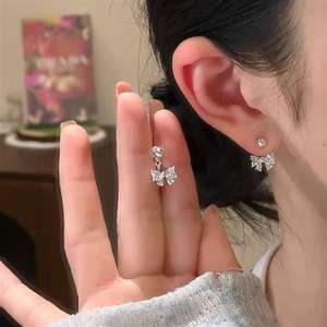 Modernos Pendientes de Mariposa con Circonitas y Perlas de Imitación, Chapados en Plata, de Aleación de Zinc, para Fiestas - Product Image 1