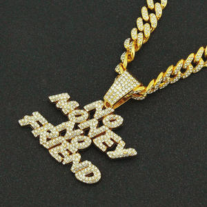 Ciondolo Personalizzato Hip Hop con Scritta 'No Money No Friend', Charm con Catena Cubana Ghiacciata - Product Image 4