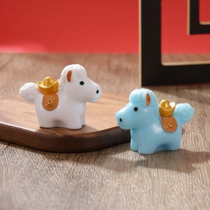 Figurines de mini-chevaux rouge vif en résine plastique, accessoires de décoration pour maison de poupée et présentation sur bureau, Hiver 2025 - Product Image 3